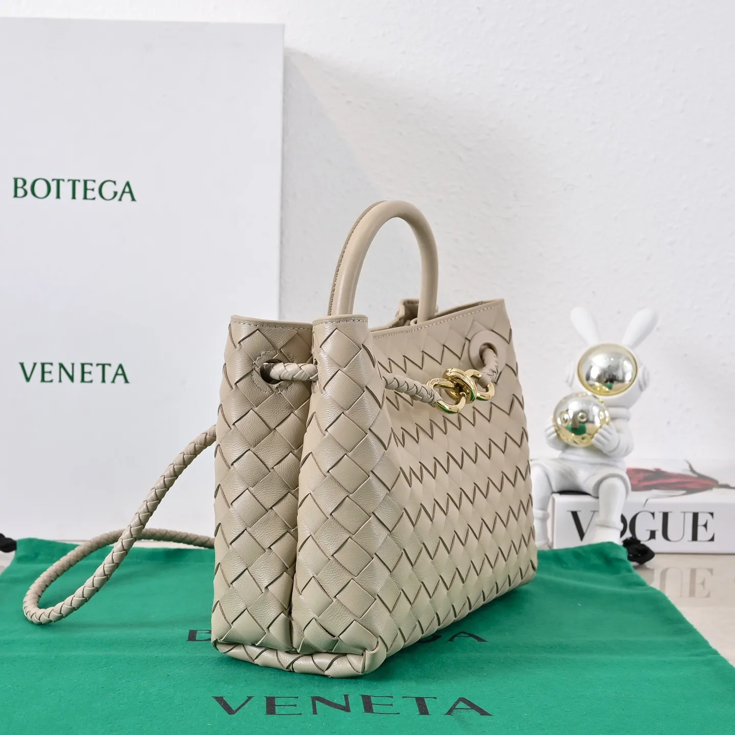 Batch 1860 B's 2023 spring and summer new style continues the brand's woven pattern style with detailed metal knot switch buckles. This time, the shoulder straps are also made into tube weaves, showing different craftsmanship. The carrying method is versatile to create more different styles. Intrecciato woven leather small handbag, equipped with sliding crossbody strap. Internal compartments, including 1 zipper pocket and 2 open pockets. Magnetic buckle closure. Size: 25*20*10cm Model: 7463#